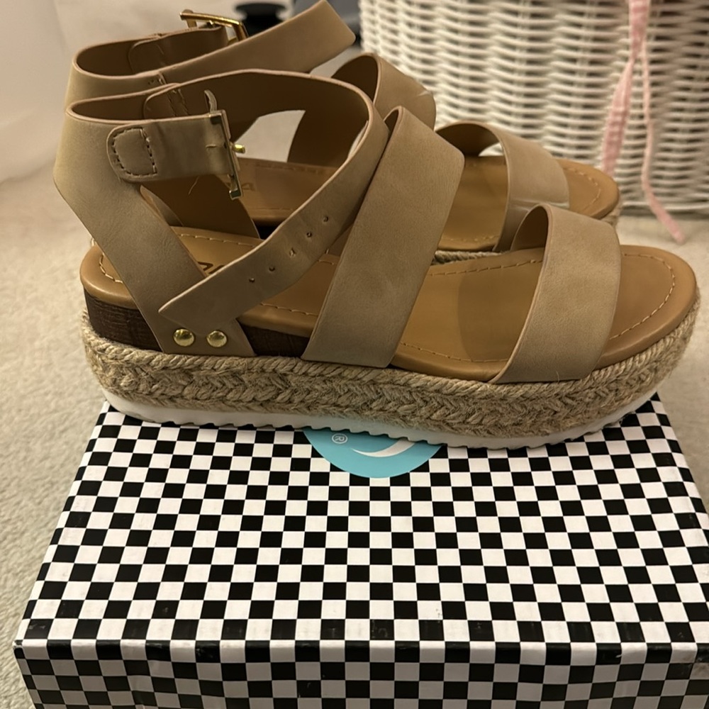 Sandals - Picture 2 of 8